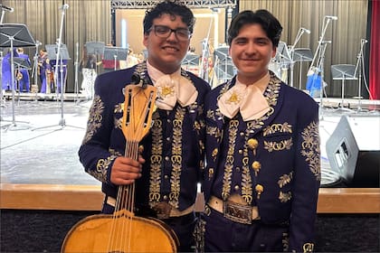 Los dos hermanos mayores son mariachis en Texas y tocan en bandas estatales