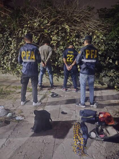 Los dos hombres fueron detenidos por efectivos de la PFA