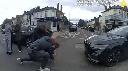 Los dos hombres fueron detenidos por la policía, que utilizó un auto sin distintivos en la operación.