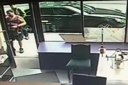 Los dos hombres ingresan al departamento de uno de ellos en el centro de Londres