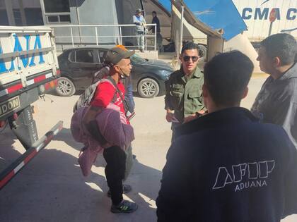 Los dos jóvenes estaban ocultos en un camión