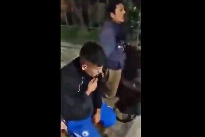 Los dos ladrones atrapados por vecinos y obligados a cantar el Himno y el "Arroz con leche"
