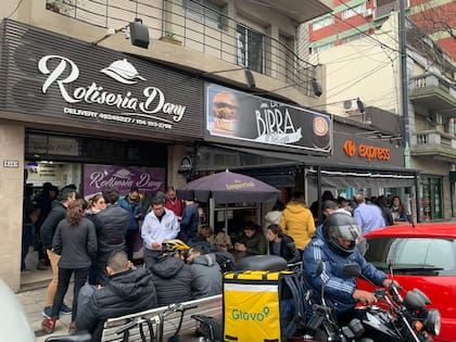 Los dos locales; "El templo", el primer local de La Birra y la rotisería de su padre