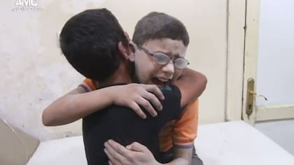 Los dos niños lloran tras la muerte de su hermano