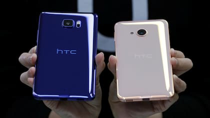 Los dos nuevos modelos de HTC (U Ultra y U Play) abandonan el metal y optan por el vidrio para sus cuerpos