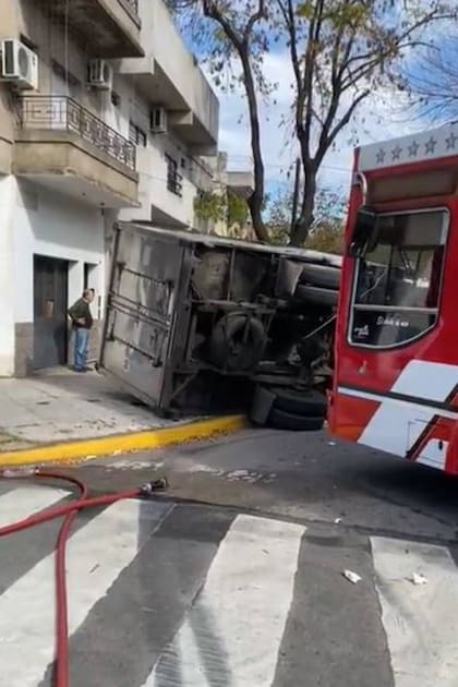 Los dos ocupantes del camión resultaron heridos tras volcar como consecuencia del choque