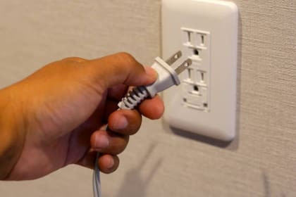 Los dos orificios en el enchufe tienen una importante función (Foto Pexels)