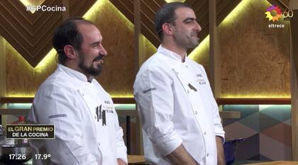 Los dos participantes muy nerviosos y felices antes de saber el resultado.