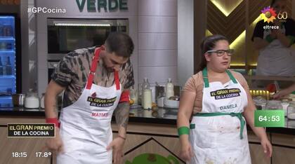 Los dos participantes, nerviosos por la degustación de su torta de brownie.