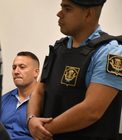 Los dos policías acusados de disparar y matar a Valentino Blas Correas (17) al tirar contra el auto en el que se trasladaba con amigos por la capital cordobesa en agosto de 2020, dijeron hoy, al pronunciar sus "últimas palabras" antes del veredicto del jurado popular, que no tuvieron "intención" de matar, mientras que los otros 11 efectivos imputados por encubrimiento se declararon inocentes o dijeron que cometieron "errores".
31-3-2022
FOTO LAURA LESCANO / TELAM