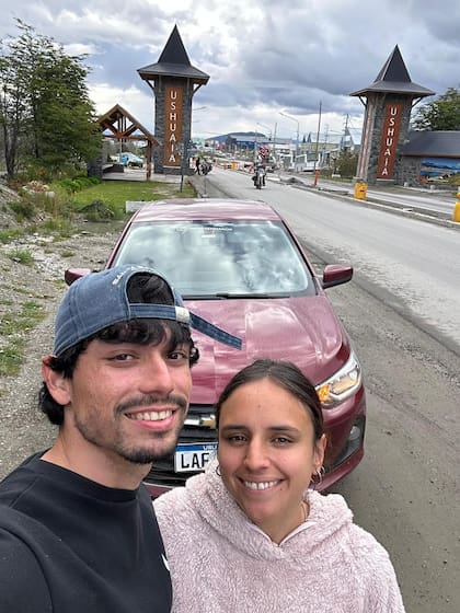 Los dos se conocieron en 2024 cuando compartieron el mismo lugar de trabajo en una fábrica de alimentos; hoy viajan en auto por el subcontinente