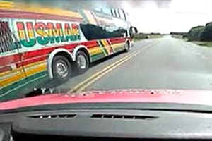 Un micro y un auto hicieron sobrepasos prohibidos y los frenaron para multarlos en pleno viaje