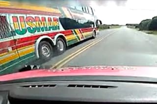 Un micro y un auto hicieron sobrepasos prohibidos y los frenaron para multarlos en pleno viaje