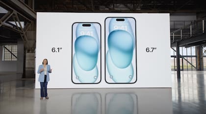 Los dos tamaños del iPhone 15, ambos con la isla dinámica