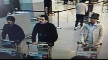 Los dos terroristas de negro que se inmolaron en el aeropuerto, junto al hombre del sombrero