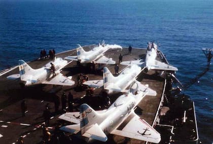 Los Douglas A-4Q «Skyhawk» a bordo del portaaviones ARA 25 de Mayo