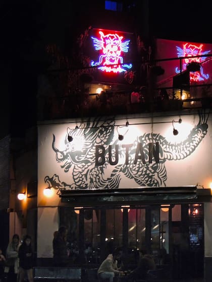 Los dragones de Bután para disfrutar la noche, terraza incluida, en el bulevar Mendoza.