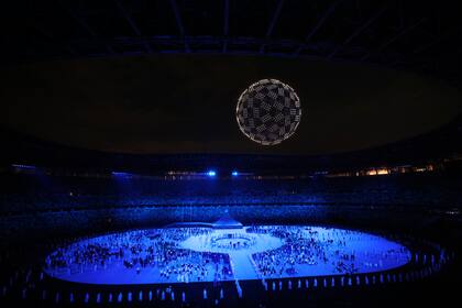 Los drones forman un globo durante la ceremonia de apertura en el Estadio Olímpico de los Juegos Olímpicos.