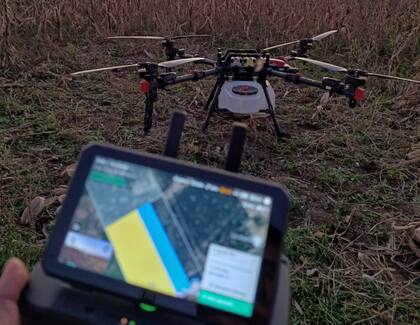 Los drones, las plataformas de datos y la IA son también un gancho social: los chicos vuelven a mirar al agro con curiosidad, con la sensación de que hay ciencia, desafío y propósito. La agricultura digital no reemplaza al talento humano: lo amplifica