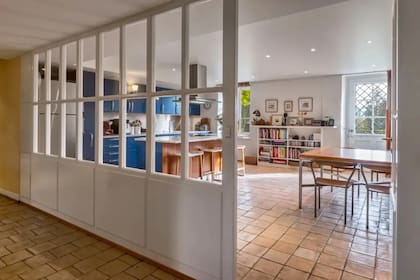 Los dueños ampliaron y cambiaron la disposición de la cocina para que pueda recibir a su familia numerosa, suponen que la actriz tendría cocinera.