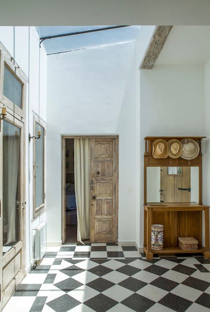 Los dueños anteriores habían seleccionado cada puerta y cada ventana, una por una, en depósitos de demolición. El piso damero también estaba cuando llegaron.