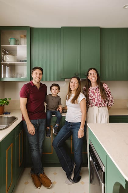 Los dueños de casa con su hijo y la arquitecta Camila Monge, a cargo del proyecto de reforma.