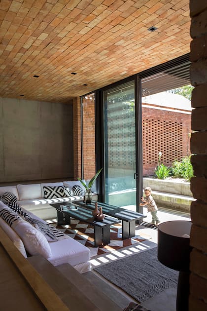 Los dueños de casa pidieron un living distendido y apartado, para usar en ciertas ocasiones. Todas las carpinterías son de DVH con marcos de PVC (Lusso).