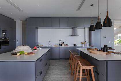 Los dueños de casa tenían muy presente una imagen de su casa anterior: todos amontonados en torno al chef de turno. Por eso querían una cocina amplia, integrada y protagonista.