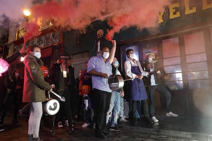 Los dueños de restaurantes y bares protestan en París el 29 de septiembre de 2020 por las nuevas restricciones del gobierno