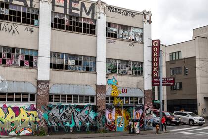 Los dueños del antiguo Gordon's Fireplace Shop en NE 33rd y Broadway pagaron sus multas pendientes el viernes 27 de septiembre