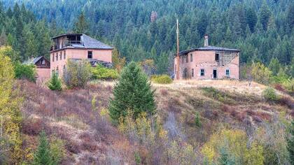 Los dujobores una vez prosperaron en docenas de aldeas agrarias en Canadá, algunas de las cuales ahora están en ruinas