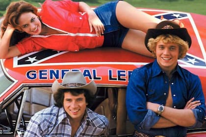 Símbolos polémicos del Dodge Charger "General Lee" de los Dukes de Hazzard como la bandera Confederada en el techo hicieron que en 2015 Warner Bros. dejara de vender merchandising de la serie con este tipo de insignias