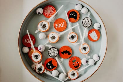 Los dulces en Halloween son muy populares (Pexels/Kristina Paukshtite)
