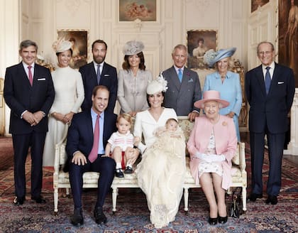 Los duques de Cambridge, el príncipe Guillermo y Kate posan en una foto de familia con sus hijos, Jorge y Carlota, la reina Isabel II de Inglaterra, Michael Middleton, Pippa Middleton, James Middleton, Carole Middleton, el príncipe Carlos, su esposa Camila y el duque de Edimburgo, en Sandringham, Norfolk, Reino Unido, el 5 de julio de 2015, durante el bautismo de Carlota