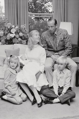 Los duques de Kent posan con sus hijos George, Helen y Nicholas en su casa de Londres el 10 de septiembre de 1970.