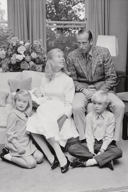 Los duques de Kent posan con sus hijos George, Helen y Nicholas en su casa de Londres el 10 de septiembre de 1970.
