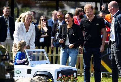 Los duques de Sussex han acompañado a varios niños a bordo de la versión en miniatura de un vehículo todoterreno