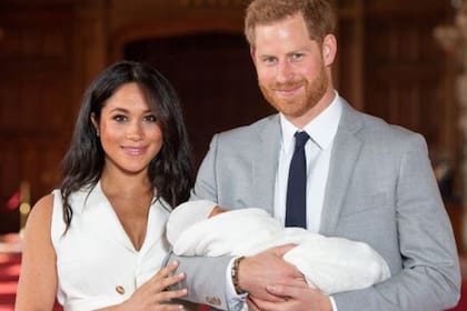 La imagen de Meghan Markle, el príncipe Harry y el pequeño Archie fue retirada del escritorio real en la previa del discurso de la reina Isabel II de la Navidad 2019 