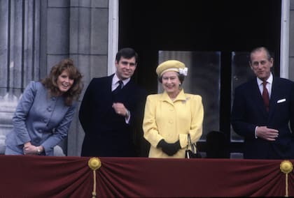 Los duques de York, junto a la reina Isabel y Felipe de Edimburgo, el 21 de abril de 1986 en el balcón del palacio de Buckingham, en Londres