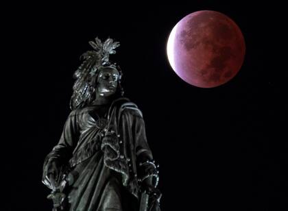Los eclipses lunares pueden dividirse en totales, parciales (como el de la foto) o penumbrales 