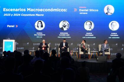 Los economistas disertaron en el panel Escenarios macroeconómicos 2023-2024