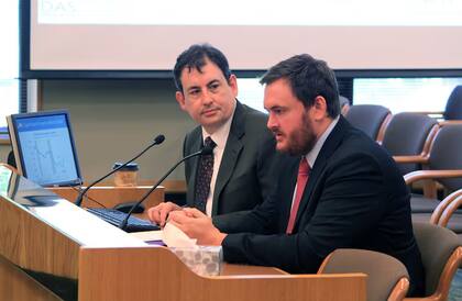 Los economistas estatales Mark McMullen, a la izquierda, y Josh Lehner responden a las preguntas de los legisladores de Oregón en 2015.
Jonathan J. Cooper / AP