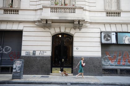 Los edificios son de usos mixtos con locales comerciales en la planta baja, oficinas y viviendas en los cinco pisos