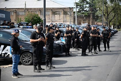 Los efectivos cortaron calles con patrulleros y motocicletas