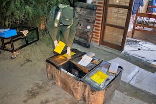 Cofres metálicos, tanques plásticos y 297 ladrillos de cocaína ocultos en una finca