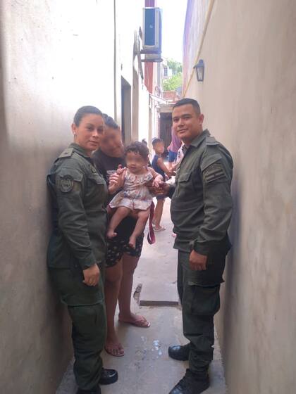 Los efectivos de Gendarmería junto a la madre y la beba luego del alta.