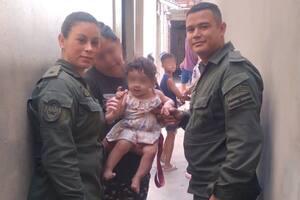 Dos gendarmes le salvaron la vida a una beba que no podía respirar