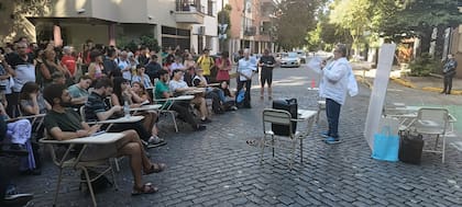 Adorni se hizo custodiar por 60 policías, asustado por la clase abierta de los alumnos de Filosofía - Image 3