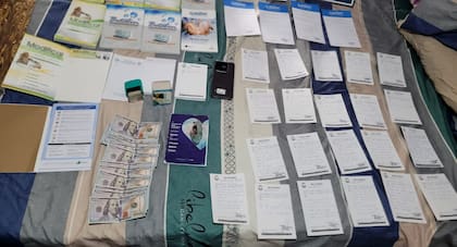Los efectivos incautaron 35 recetas sueltas,
15 talonarios completos, un sello médico, dos teléfonos celulares, documentación y diversos insumos informáticos, y 33 billetes apócrifos de US$100