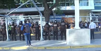 Los efectivos policiales movieron la manifestación a la vereda de Avenida Costanera.